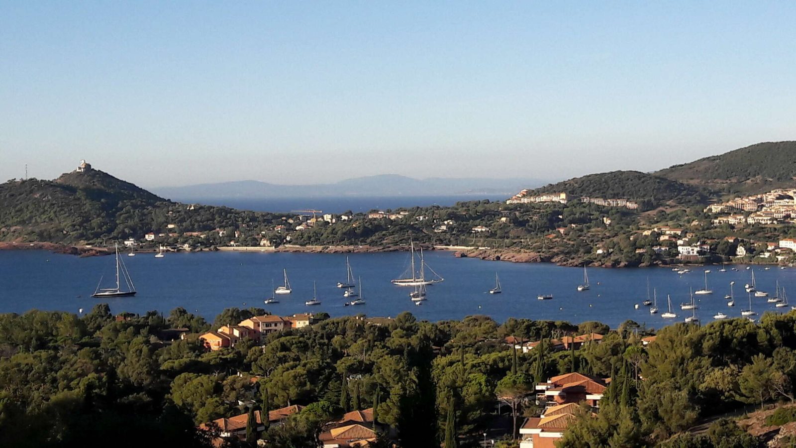 Vue sur la baie d'Agay et le massif de l'Esterel