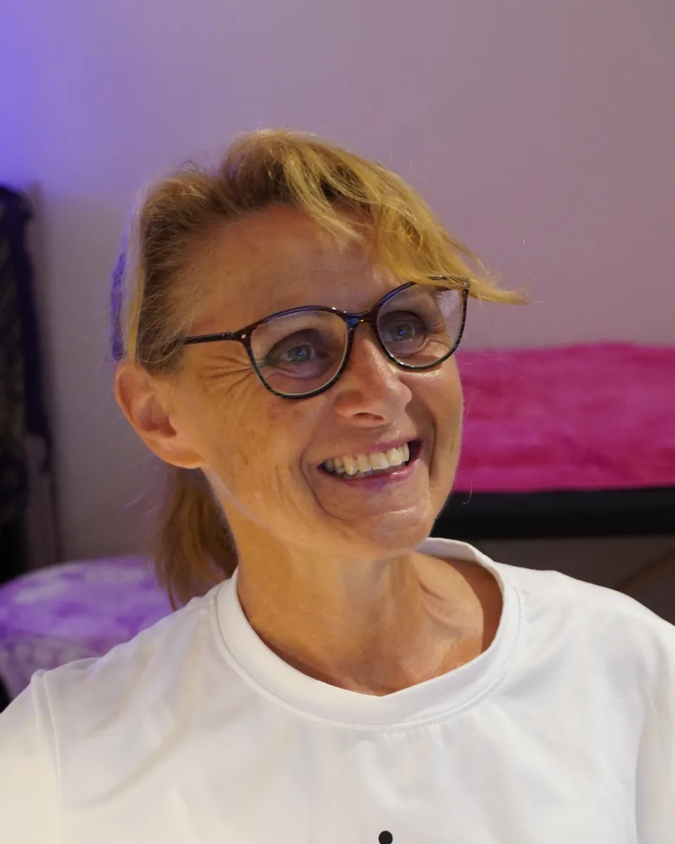 Portrait de Fabienne Hiot, souriante, dans son cabinet