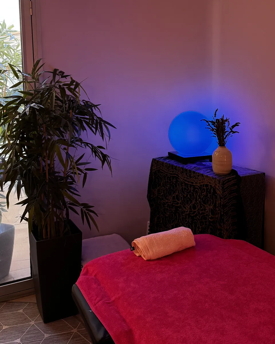 La salle de massage du cabinet, lumière douce et table de soin